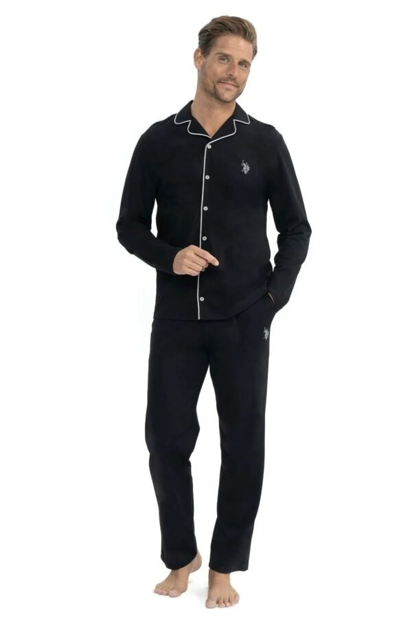 U.S. Polo Assn. 12039 Erkek Uzun Kollu Önden Düğmeli Gömlek Pijama Takım, klasik gömlek yaka ve önden düğmeli tasarımıyla evde rahat ve şık bir kullanım sunan pijama takımıdır. Uzun kollu yapısıyla günlük ev giyimi ve uyku için idealdir.